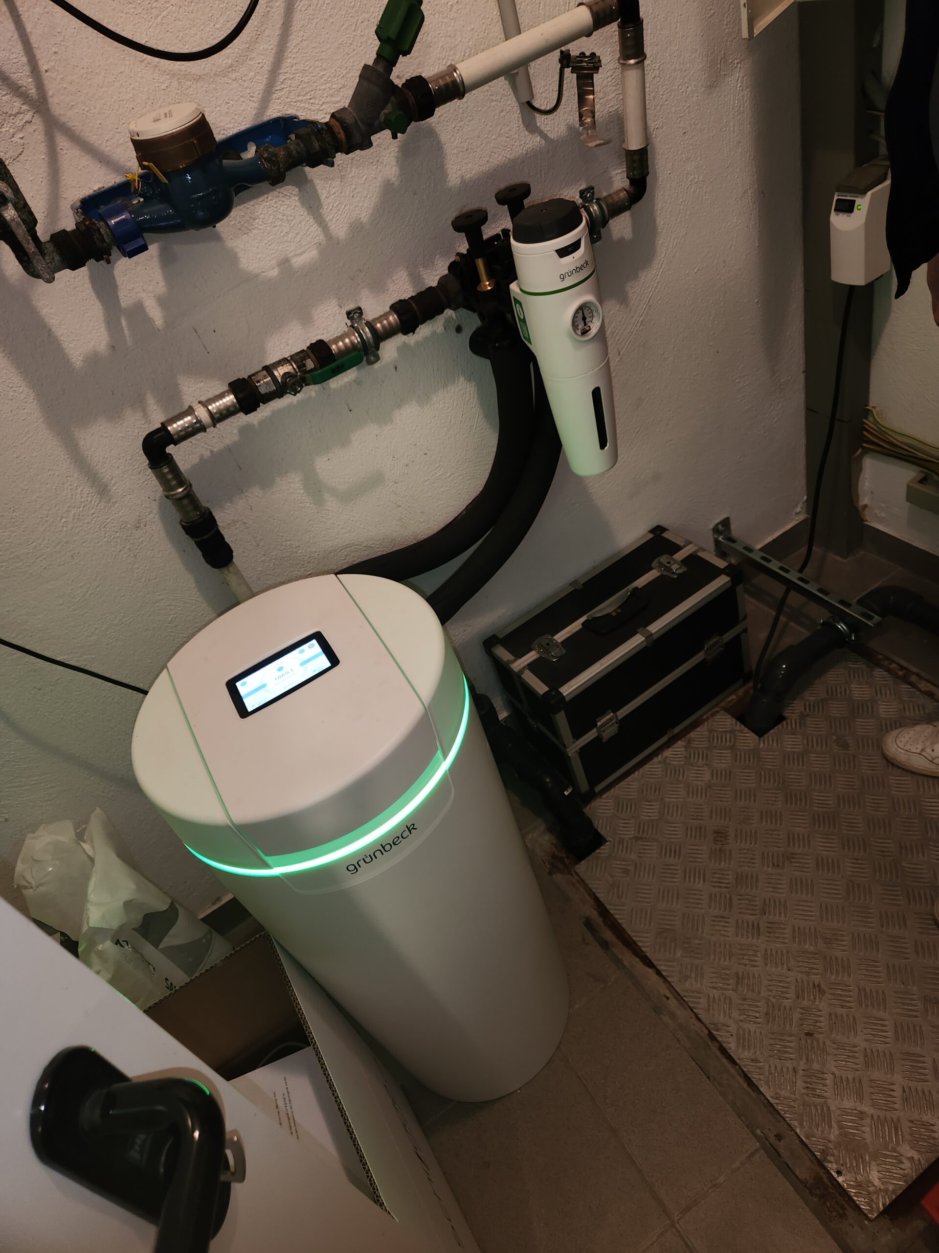 Heizraum mit W&auml;rmepumpe und Speicher